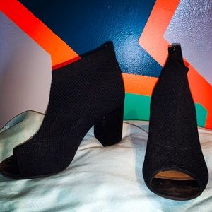 Black heeled shoes